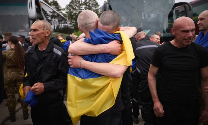 Rusia e Ukraina shkëmbejnë të burgosurit e luftës pavarësisht sulmit ajror
