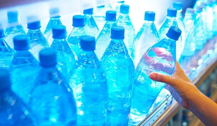 Sa herë duhen rimbushur shishet plastike të ujit?