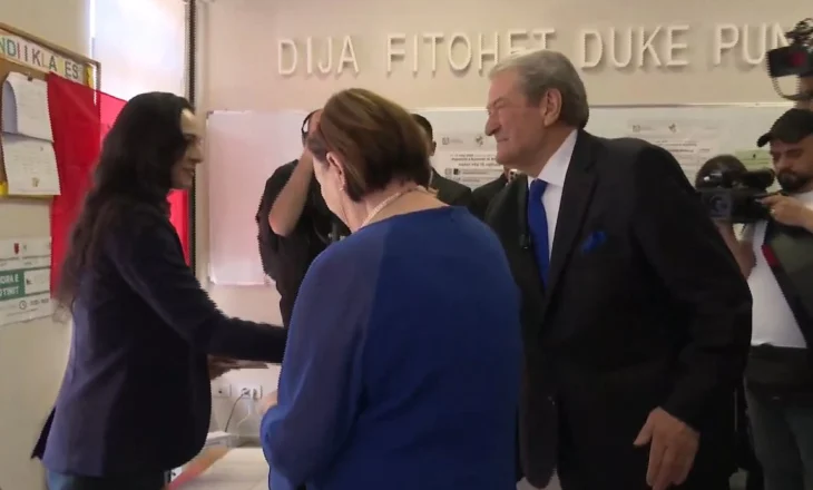 Sali Berisha bashkë me familjen voton në shkollën “Kosova”: Do të kemi një ditë të dytë vere