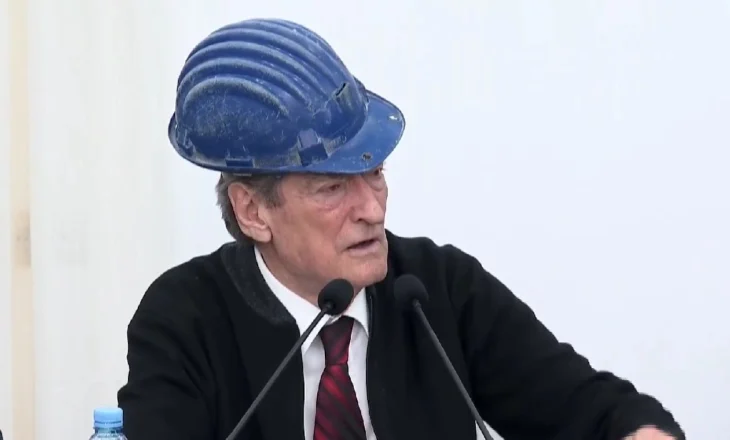 Saliu me kaskën e minatorit (FOTO)