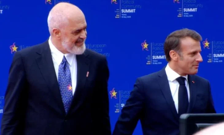 Samiti Evropian/ Rama pret i lodhur të fundit e këtij takimi, presidenti Emmanuel Macron mbërrin në Tiranë