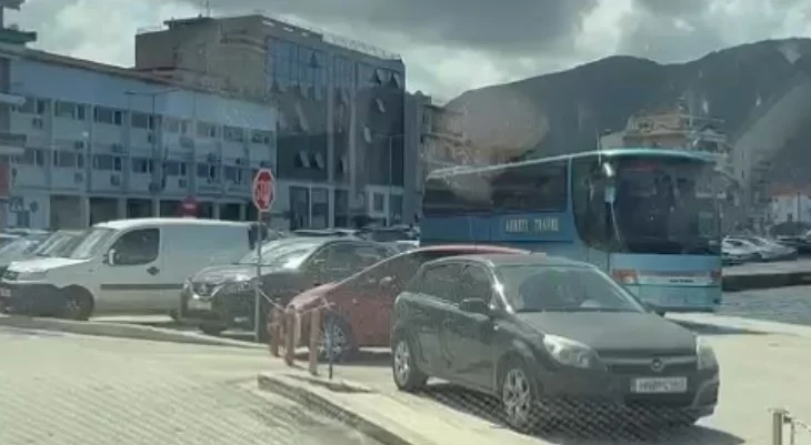 Sekuestrohet në Igumenicë autobusi i Ahmeti Travel, u kap me klandestinë