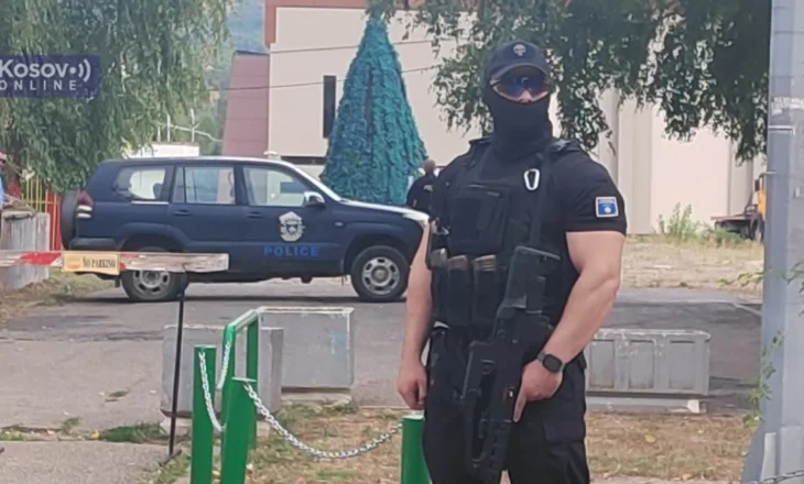Serbia lëshon urdhër-arresti për policin e Kosovës pas incidentit në veri!