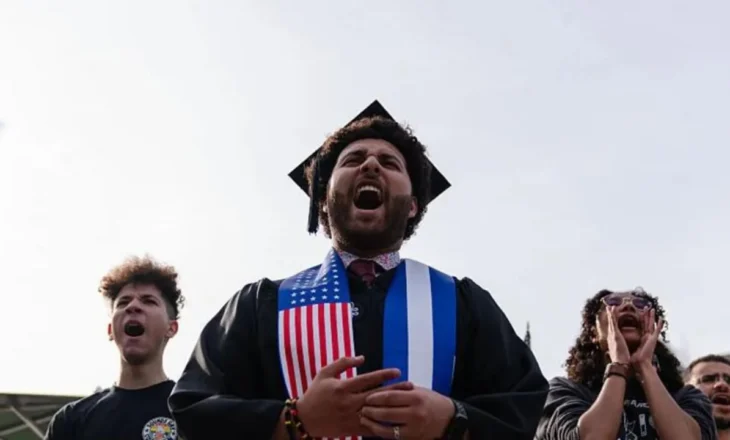 SHBA ndalon vizat studentore, Trump urdhër ambasadave! Dhjetëra studentë protestojnë në Universitetin e Harvardit
