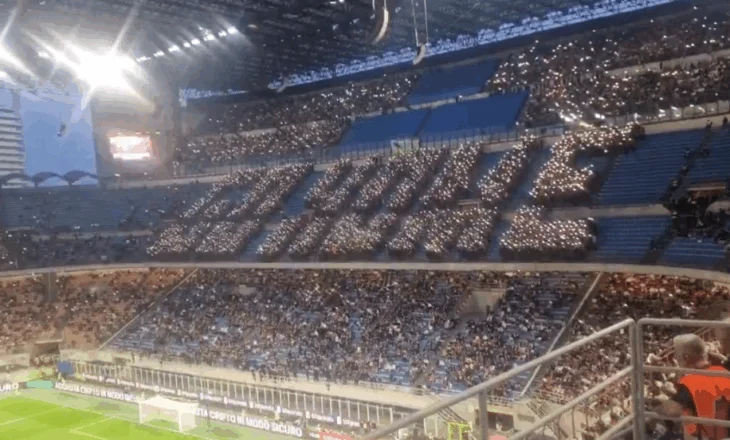 “Shkoni në shtëpi”! Ultrasit e Milanit i japin mesazhin skuadrës, largohen nga stadiumi në minutën e 15