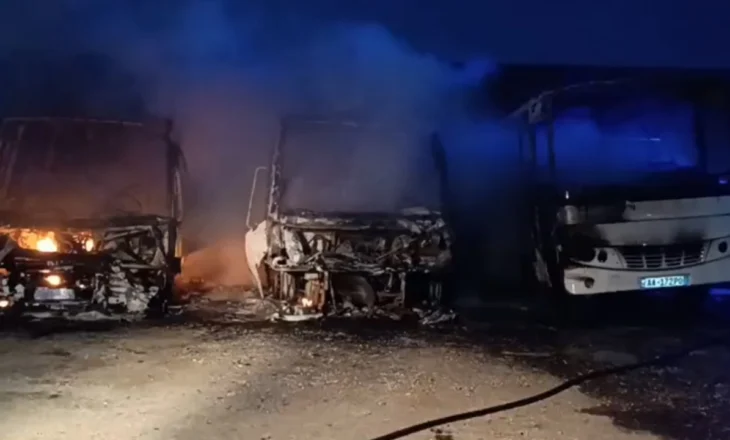Shkrumbohen nga flakët 4 autobusë në Lushnje, reagon Policia