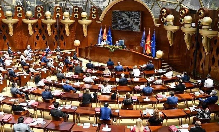 Shkup, Arben Taravari ikën nga qeveria, Aleanca për Shqiptarët kalon në opozitë pas problemeve në koalicion