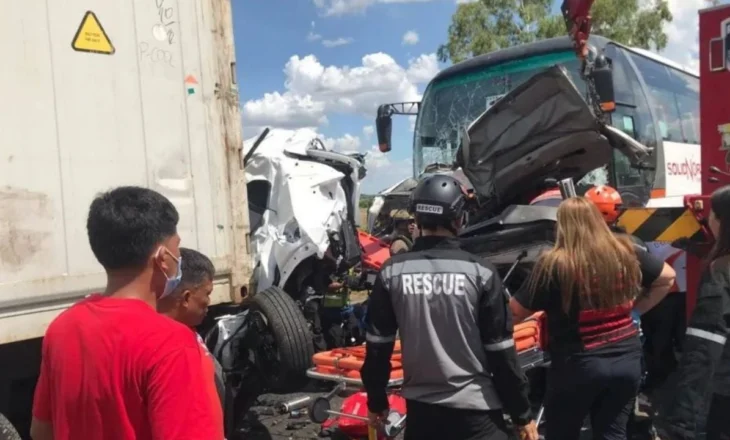 Shoferi i autobusit bie në gjumë në timon dhe shkakton aksident të shumëfishtë në Filipine, 10 viktima dhe 30 të plagosur