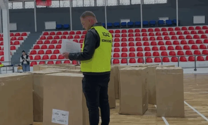 Shpërndahen materialet zgjedhore/ Nën masa të rrepta sigurie, mbërrijnë në KZAZ-të e disa qarqeve
