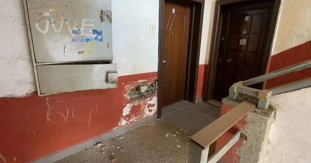 Shpë*thim me lëndë pla*ëse në një lagje periferike të Elbasanit, dëme materiale në disa apartamente