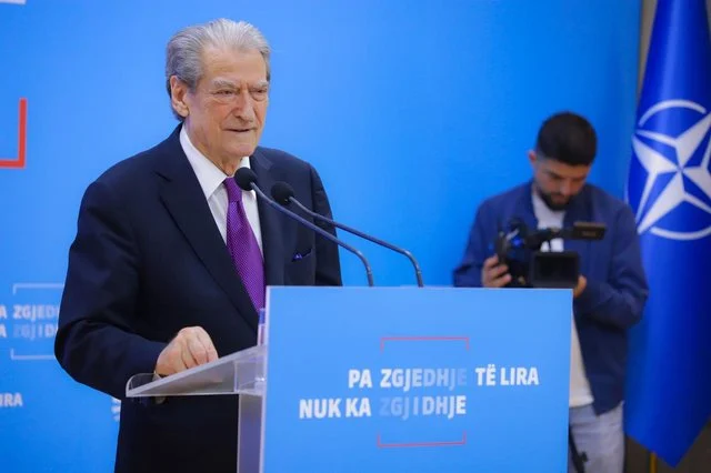 ‘Shqiptarët të kenë durim’, paralajmëron Berisha: Votën me kallashnikov nuk e mbrojmë, por…