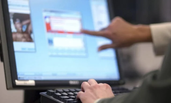 Shtetasi amerikan përballet me ekstradim nga Greqia për rol të dyshuar në rrjetin e shfrytëzimit të fëmijëve në internet