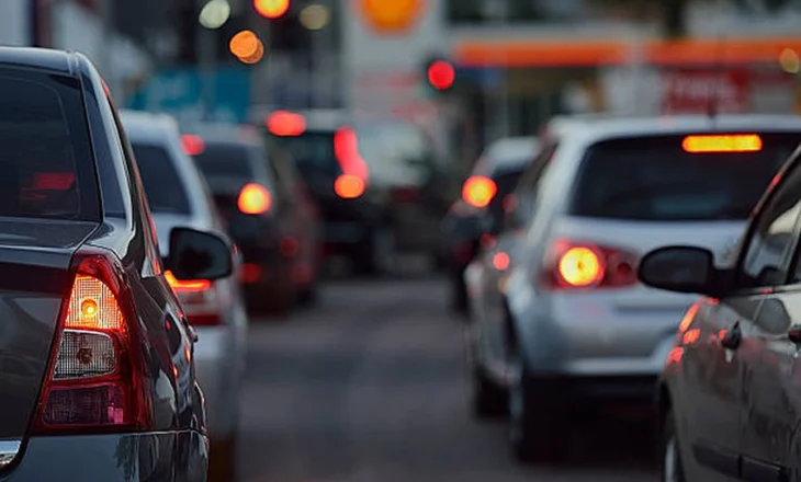 Shtohet numri i makinave, por bien regjistrimet e reja/ Volkswagen dhe Mercedes kryesojnë listën e preferencave
