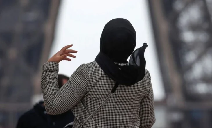Shtrëngime për myslimanët në Francë, partia e Macron gati të ndalojë hixhabin për vajzat nën 15 vjeç