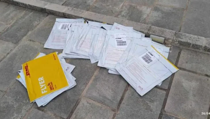 Skandal në Athinë/ Fizi: Procesi i votës së emigrantëve po degradohet, zarfet lihen në pika bastesh dhe hyrje pallatesh