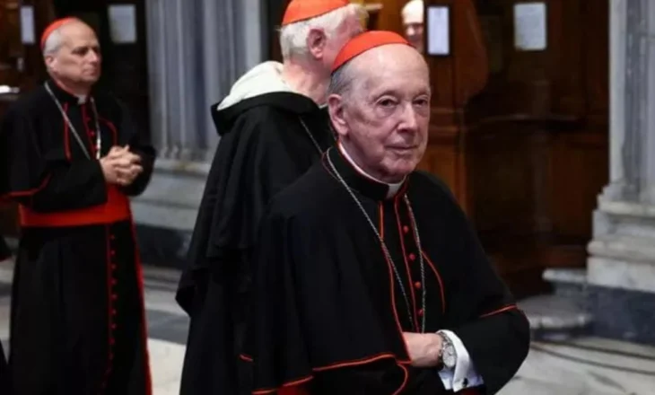 Skandal në Vatikan! I akuzuar për pedofili, kardinali i sanksionuar nga Papa Françesku shfaqet në takimet e konklavës