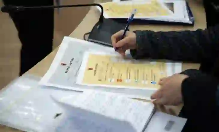Skandal në Voskopojë/  Votuesit shpallen “të verbër” për të votuar të shoqëruar