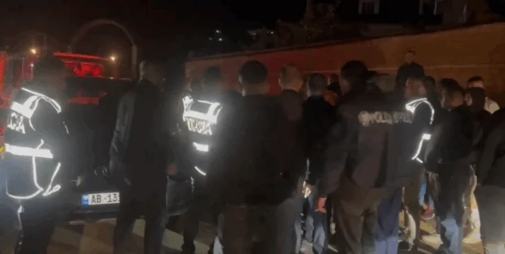 “Socialistët kapen në përpjekje për të blerë vota”/ Përplasje në Dibër, raportohet edhe për të shtëna me armë
