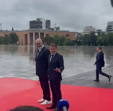 Sot samiti i Komunitetit Politik Europian/ Macron mbërrin në Tiranë