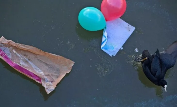 Spanja ndërmerr masa të reja kundër ndotjes plastike, ndalon hedhjen e pecetave të lagura në tualet dhe tullumbacet njëpërdorimshe