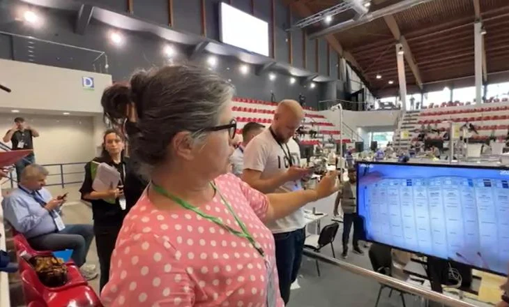 “S’po na lejojnë të shikojmë në skaner votat për 4 sekonda”/ Numërimi i votave, vëzhguesit e Arlind Qorit të revoltuar