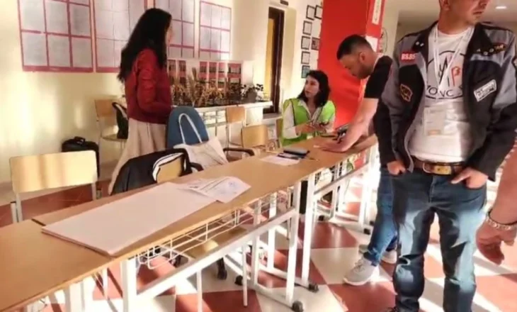 “S’po respektohet renditja”, probleme në qendrën e votimit në Lushnjë/ Sekretari i PD nuk ulet në tavolinë