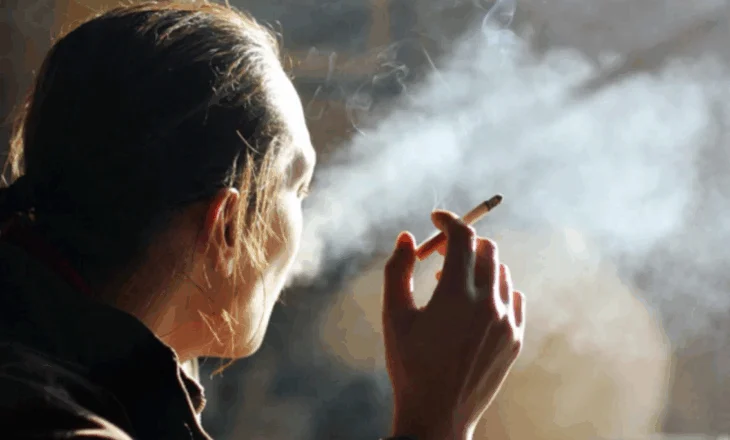 Studimi: Vetmia dëmton shëndetin po aq sa konsumimi i 15 cigareve në ditë