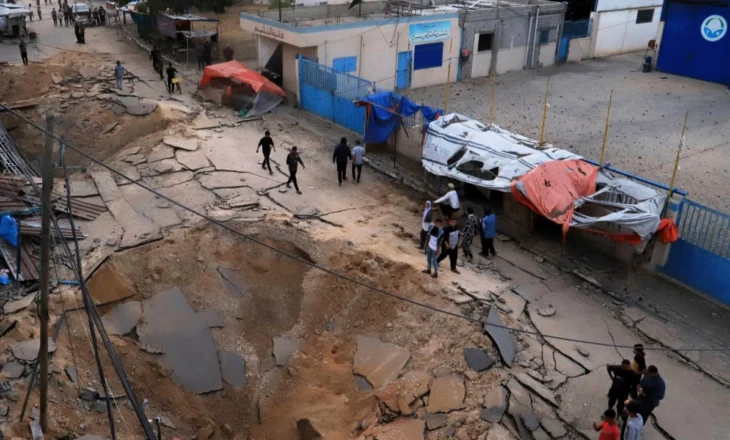 Sulme izraelite ndaj spitaleve në Gaza, 18 të vrarë/ Rifillojnë luftimet pas lirimit të një pengu