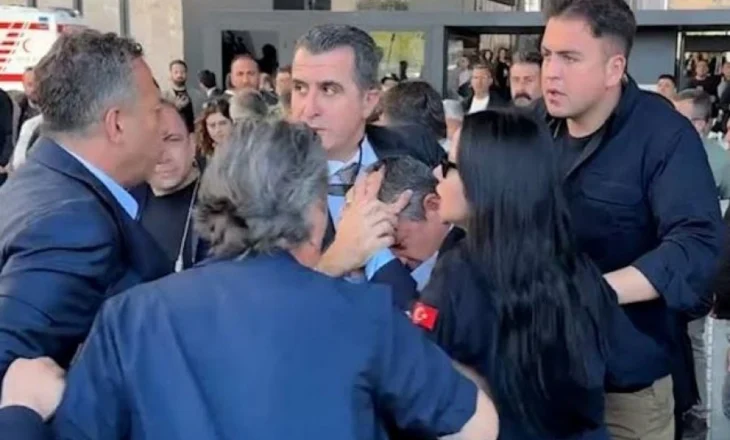 Sulmohet lideri i Partisë Republikane Popullore Turke, i moshuari e godet me grusht në fytyrë