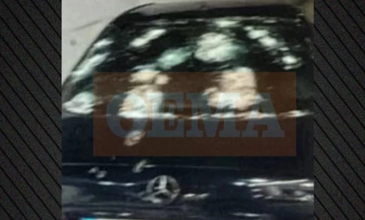 Sulmohet me breshëri kallashnikovi një automjet i blinduar në Greqi, shpëton shoferi. Në kërkim dy persona me motor