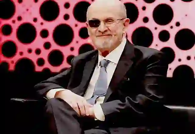 Sulmoi me thikë dhe verboi shkrimtarin Salman Rushdie, dënohet me 25 vite burg autori