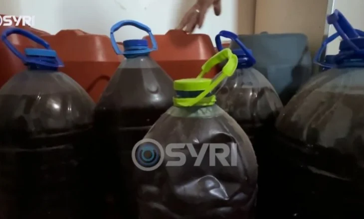 SYRI TV/ Fier e Mallakastër, vaji e rakia mbeten stok, fermerët: Ka rënë çmimi i shitjes së vajit!