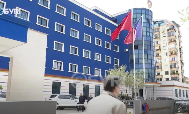 SYRI TV/ Policia nis sulmin ndaj njerëzve të opozitës, asnjë veprim ndaj patronazhistëve që rrinin lista e para në duar para QV-ve
