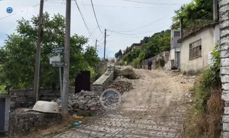 SYRI TV/ Punimet pa afat në lagjen Palorto në Gjirokastër, qytetarët: Punimet kanë ngecur prej kohësh
