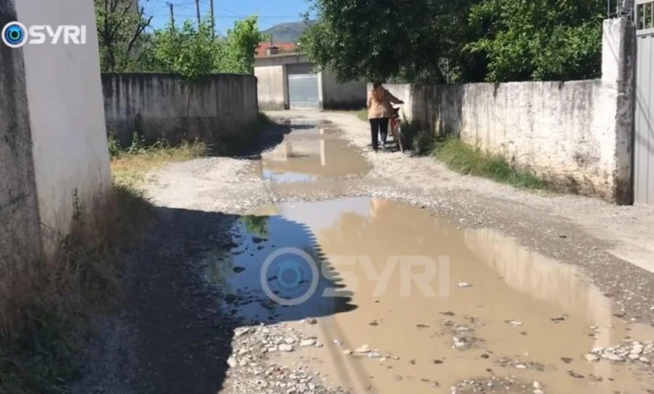 SYRI TV/ Shkodër, amortizohet rruga ‘Selim Çoba’, Banorët: Na duhen çizme për të kaluar
