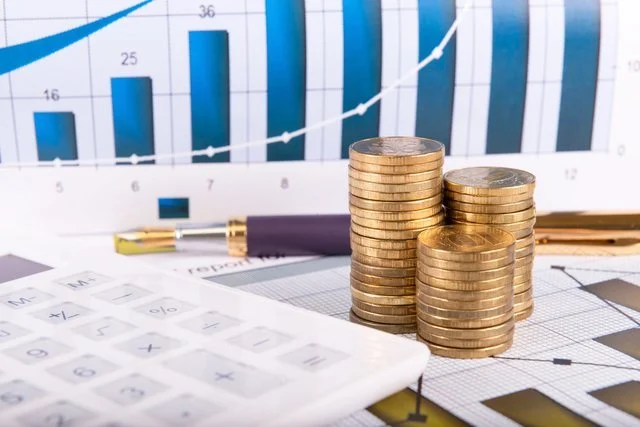 Të ardhurat në buxhet bien me 3.5% në prill, Qeveria nuk shpenzoi 630 mln euro për 4-mujorin
