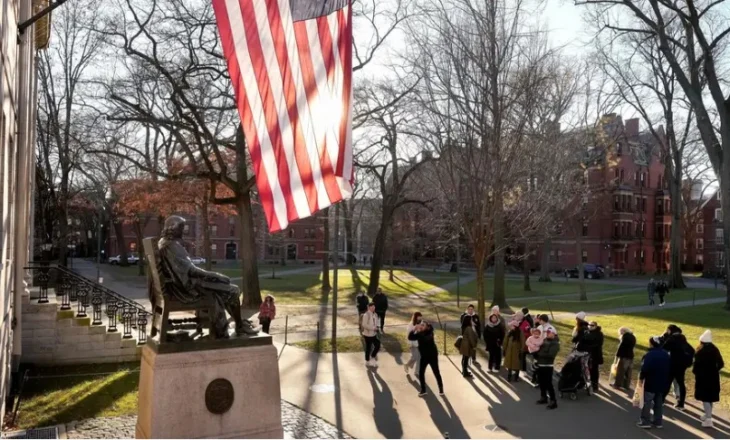 Të huajt nuk lejohen më të studiojnë në Harvard