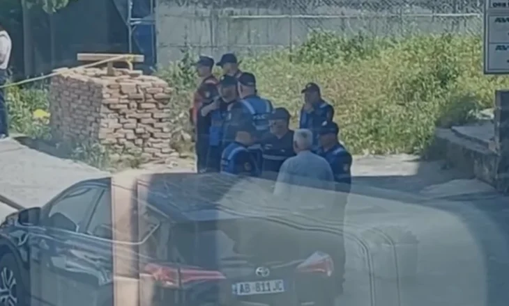 Të shtëna me armë zjarri në afërsi të Kishës së Laçit! Plagosen disa persona, një prej tyre shitësja e qirinjve në rrugë