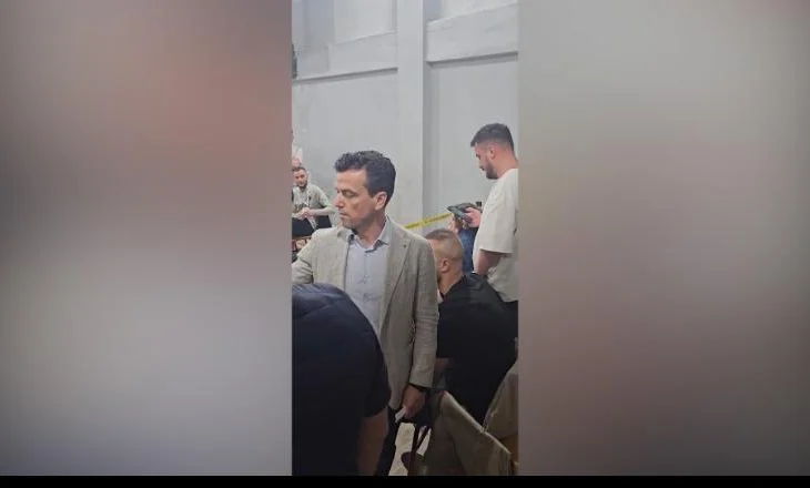 Tensione gjatë numërimit në KZAZ 32 në Shkozë, Agron Shehaj përplaset me ministrin Hoxha: Mos fusni duart te kutitë