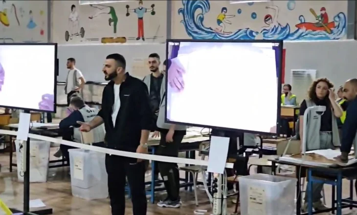 Tensione në qendrën e numërimit në ‘Vasil Shanto’ në Tiranë, shkak një fletë votimi e pavlefshme