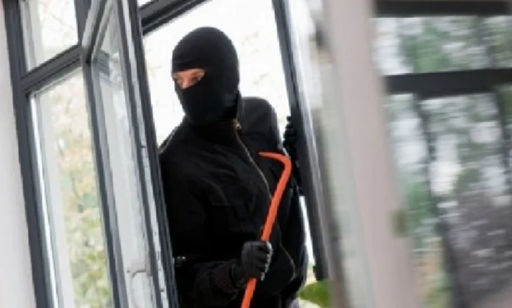 Tensionohet fushata/ Vidhet selia e PD në Cërrik, hajdutët marrin kompjuterin…