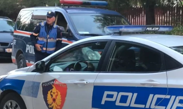 Tentoi të digjte automjetin e policisë dhe bëri thirrje për dhunë, bie në pranga 24-vjeçari në Tiranë (Emri)