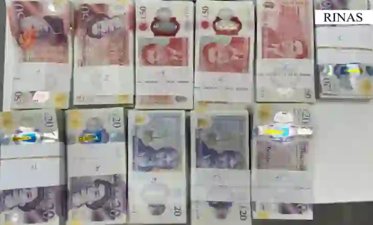 Tentoi të hynte në Shqipëri me mbi 31 mijë paund të padeklaruara, procedohet 36-vjeçari