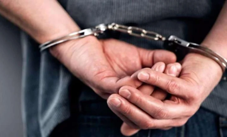 Tentoi të përplaste me makinë vëllanë e tij, arrestohet 60 vjeçari