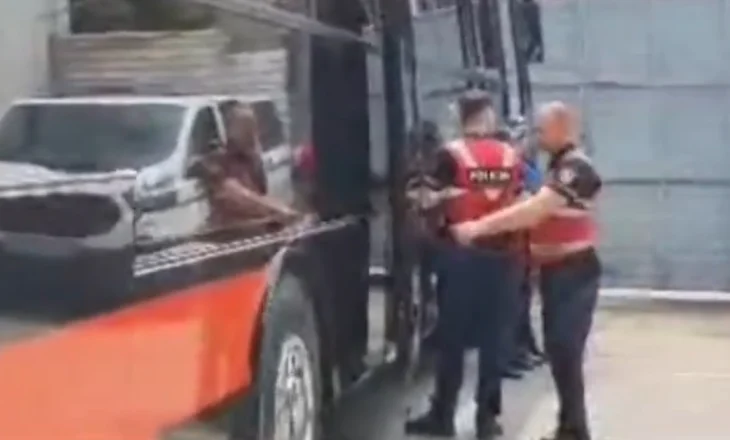Tentoi të vr!ste fqinjin me sëpatë, kapet kur do hipte në autobusin e Konispolit