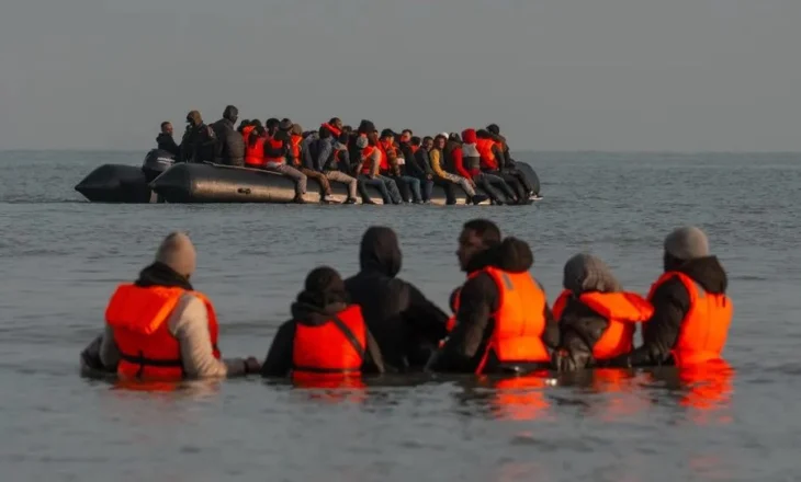 Tërbohen anglezët, emigrantët vërshojnë në La Mansh, policët francezë “bëjnë sehir”