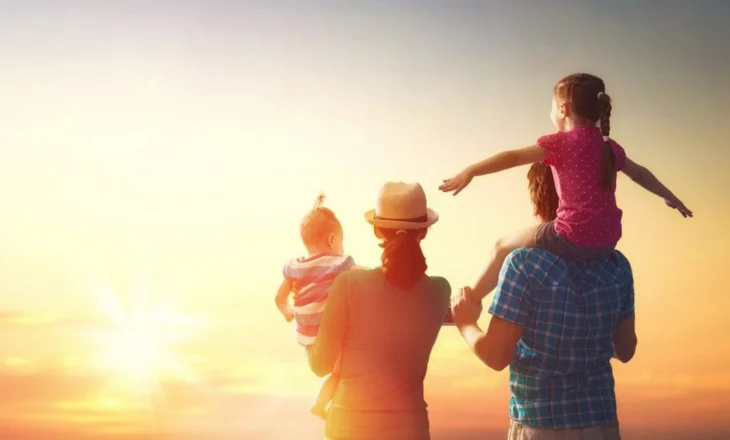 Tirana bëhet e vështirë për familjet e reja, lindjet ranë me 18% në janar-mars (FAKTORËT)