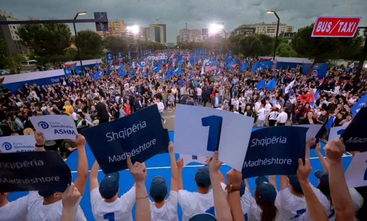 Tirana blu! Mijëra e mijëra në shesh për takimin përmbyllës të fushatës së PD