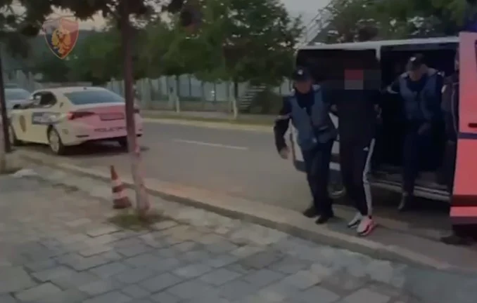 Tiranë/ Furnizonin grupe kriminale me armë zjarri, arrestohen 2 persona