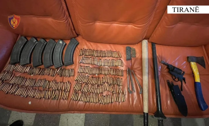 Tiranë/Iu gjetën armë, municione dhe uniforma policie në banesë, pranga 64 vjeçarit
